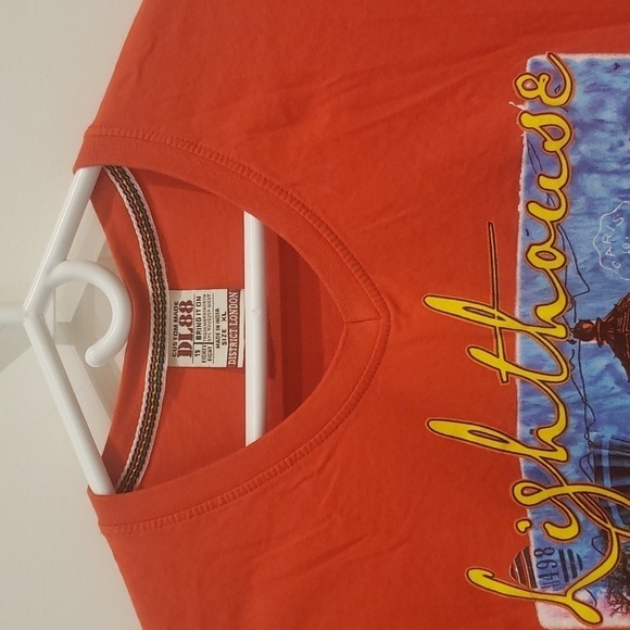 DL88 Bring it On District London Red Lighthouse T-shirt V-Neck Size XL Uni - Picture 3 of 11